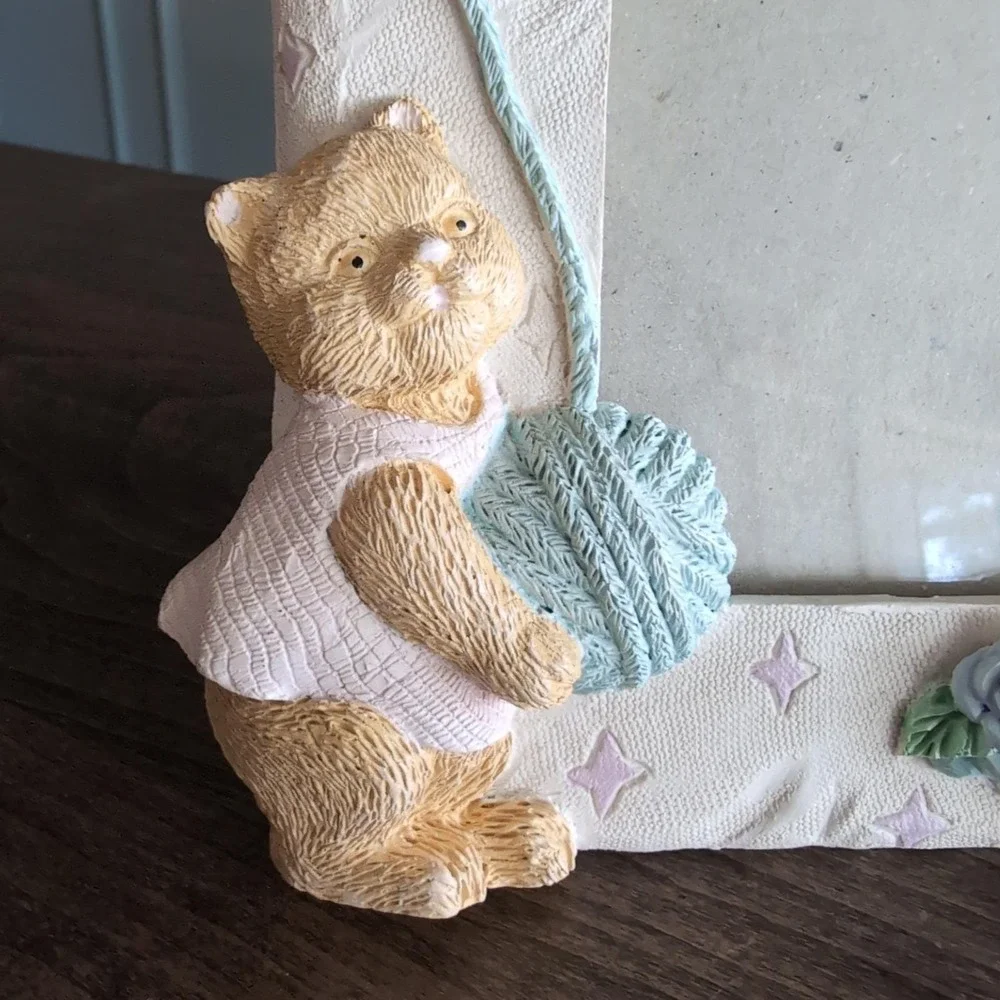 Kitten Yarn Picture Frame Cream 3D Sculpted Resin Pastel Kitty Crochet Knit Cat